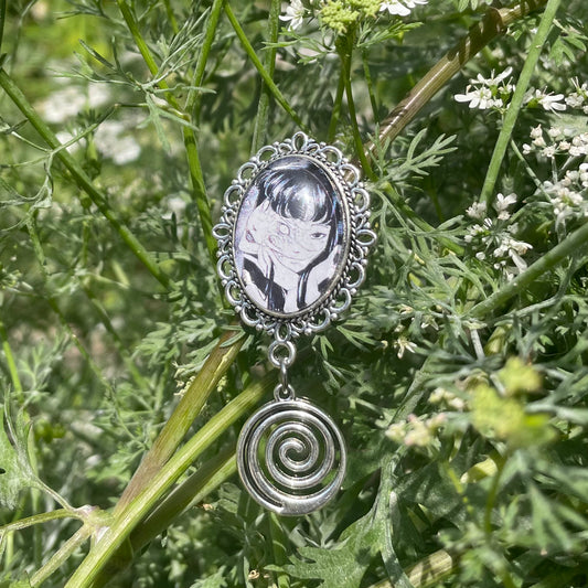 Tomie Pendant Pin